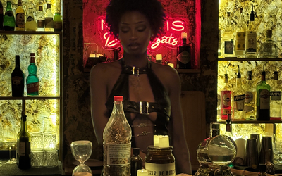 Une femme derrière un bar 