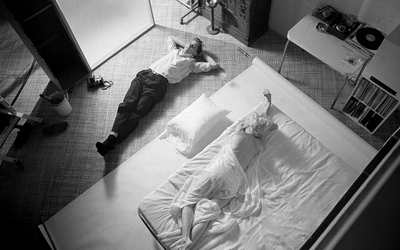 Marilyn Monroe et Douglas allongés dans une chambre, photo en noir et blanc prise de haut 