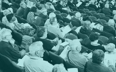 Photo de personnes assises en amphithéâtre qui assiste à une université d'automne de la LDH