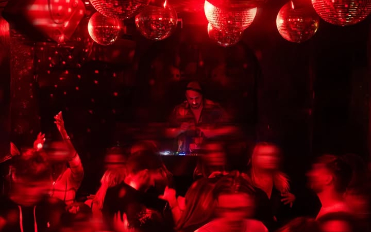 Dans le lieu 𝑳𝒂 𝑪𝒂𝒔𝒃𝒂𝒉, foule en train de danser devant un DJ