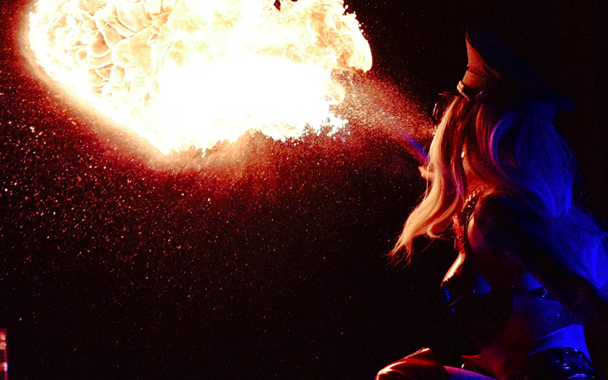 Une cracheuse de feu prise de dos 