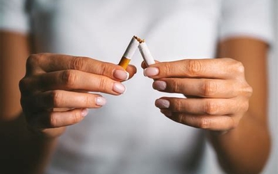 mains de  femme qui cassent une cigarette