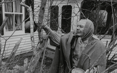 Marguerite Yourcenar nourrissant des oiseaux à Petite plaisance, île de Mount desert par Jean-Pierre Laffont, Northeast Harbour, novembre 1979