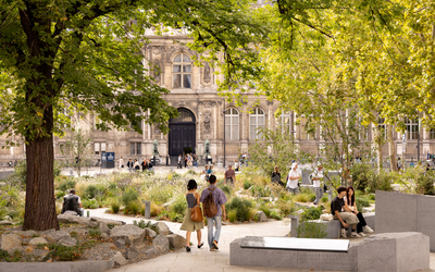 Jardin en hommage aux victimes des attentats du 13 novembre 2015 sur la place Saint-Gervais.