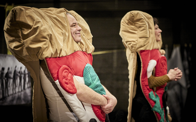 Juliette Coulon et ManuMatte en costume de pizza