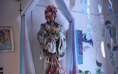 Dans une salle violette, une silhouette vaudou