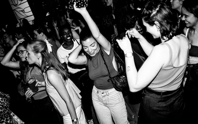 Photo en noir et blanc représentant une foule en train de danser