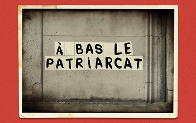 Sur un fond rouge, un collage "A BAS LE PATRIARCAT"
