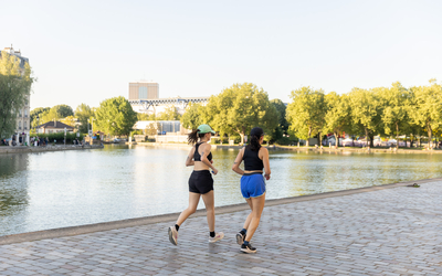 Joggeuses au soleil quai de la Marne, sur le bassin de la Villette. 