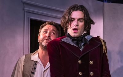 Deux des comédiens sur scène