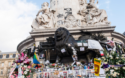 Des bougies et des dessins ont été déposés place de la République, en guise de commémorations en hommage aux victimes des attentats du 13 novembre 2015 au Bataclan.