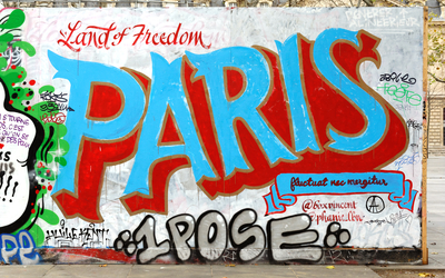 Paris et fluctuat net mergitur écrit sur un mur, en hommage aux attentats du 13 novembre.