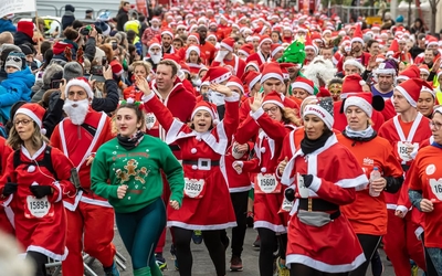 Photo de personnes courant avec un déguisement de Père Noël.
