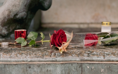 Des roses et des bougies déposées au pied de la statue de la République.