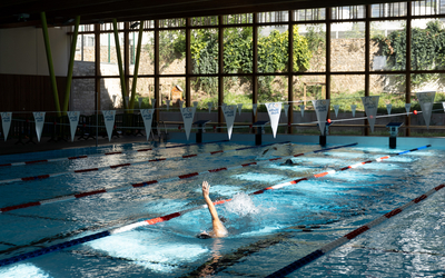 Nageur dans une piscine municipale