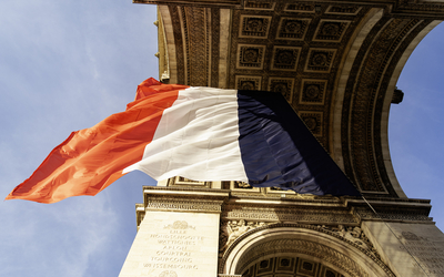 Le drapeau français flotte