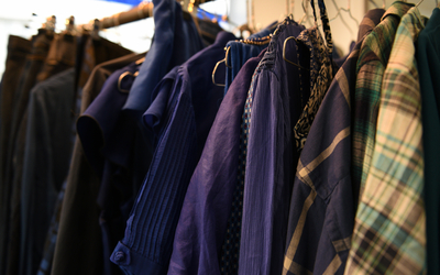 Des vêtements sur cintre