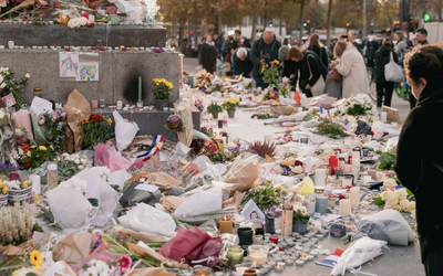 Dépôt de fleurs et de bougies place de la République