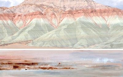L’image est composée de deux parties superposées : En haut, une photographie d’un paysage montagneux. Les montagnes sont douces et arrondies, striées de couleurs pastel : vert pâle, ocre rosé et beige. Ces teintes se superposent en bandes horizontales, comme des couches géologiques visibles à nu. La lumière est diffuse, presque brumeuse, donnant à la scène un aspect silencieux presque irréel. En bas, une peinture abstraite reprend les mêmes tons : roses, beiges, bleus clairs et bruns. Cette fois-ci sous forme de voiles de couleur floutés et fondus comme s’il s’agissait de l’écho du paysage du dessus.