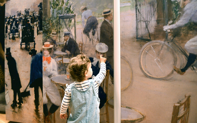 Une enfant devant une oeuvre du Musée Carnavalet.