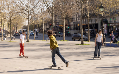 Des skateurs, place de la République, Paris Centre. 