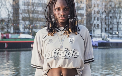 jeune femme de couleur devant un canal