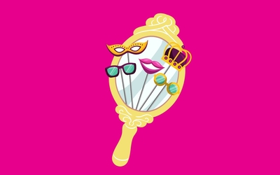 Miroir avec accessoires festifs (masques, lunettes, couronne royale) sur fond rose fushia
