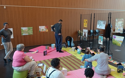 Bébés, parents et bibliothécaires lisant sur des tapis
