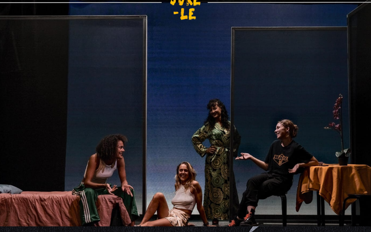 Quatre femmes discutent sur une scène de théâtre