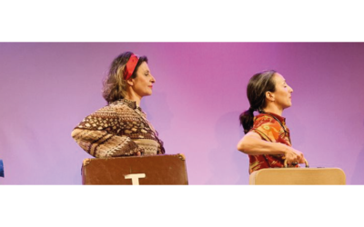 Sur un fond rose, deux femmes de profil portent une valise