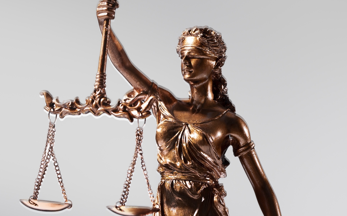 Statue de la justice avec sa balance