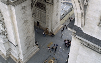 Vu depuis la grande voûte de l'Arc de triomphe de la Tombe du Soldat inconnu