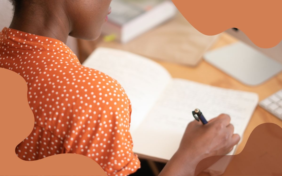 femme en train d'écrire à la main