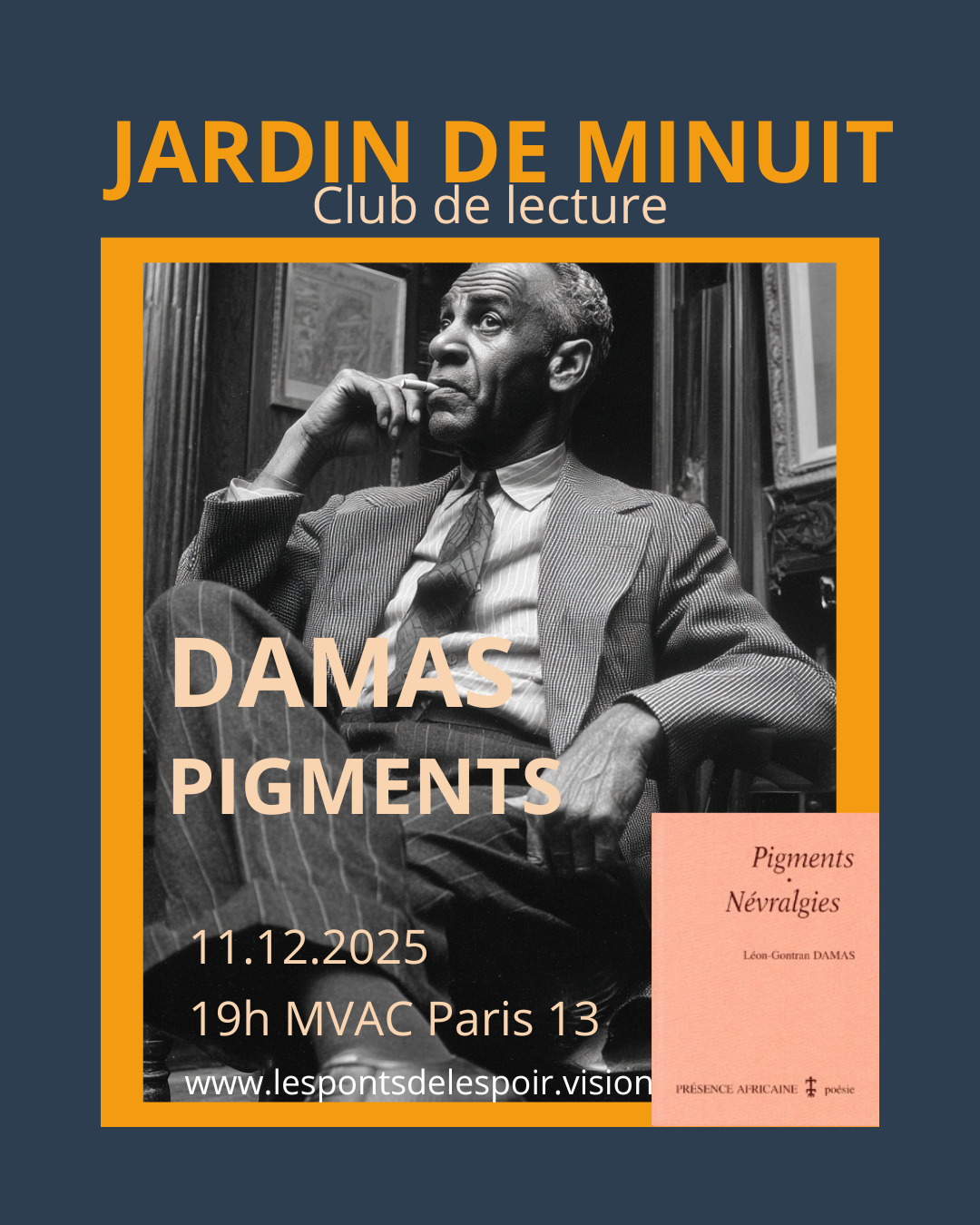 Un homme métis, écrivain, assis dans un fauteuil et regardant par la fenêtre sur sa droite, profondément plongé dans ses pensées