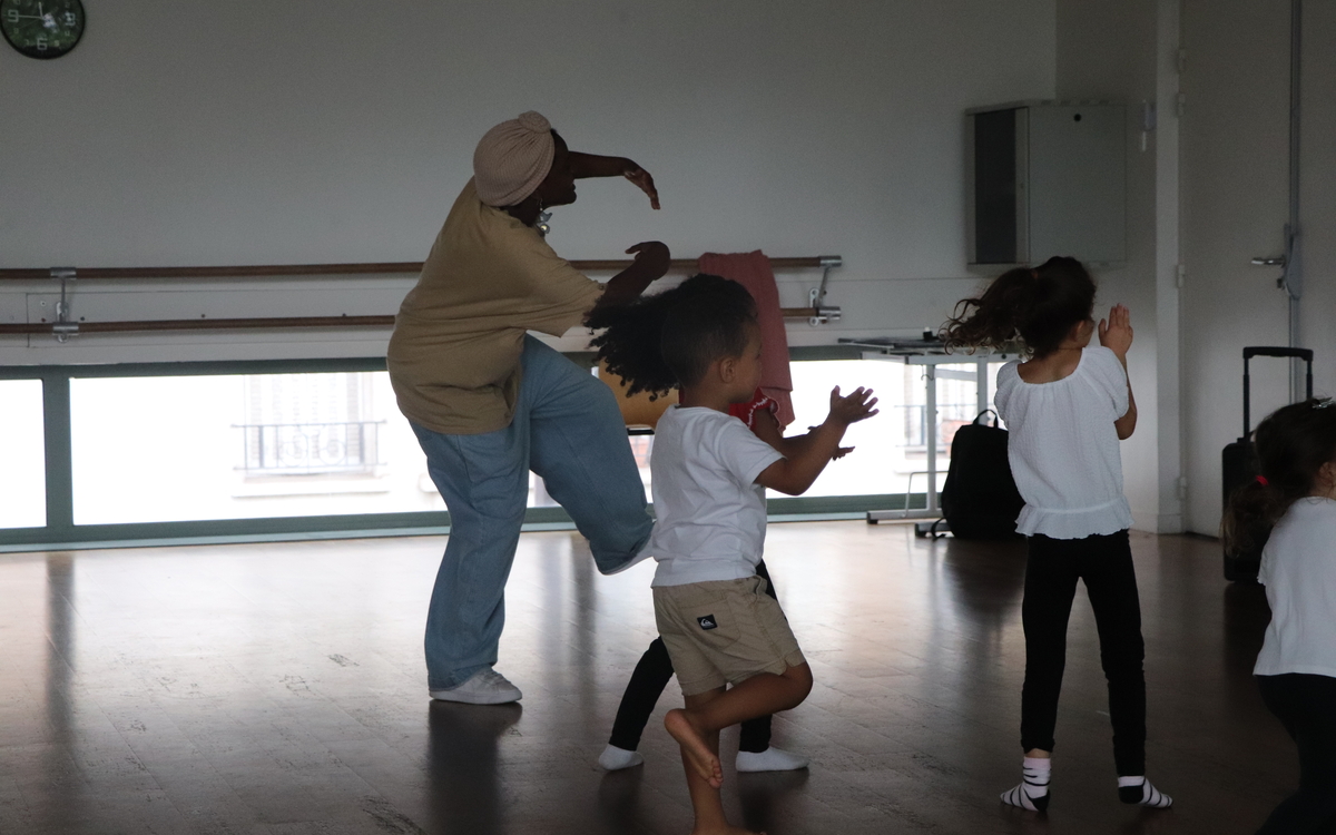 Une professeure et ses élèves enfants dansent le hip hop