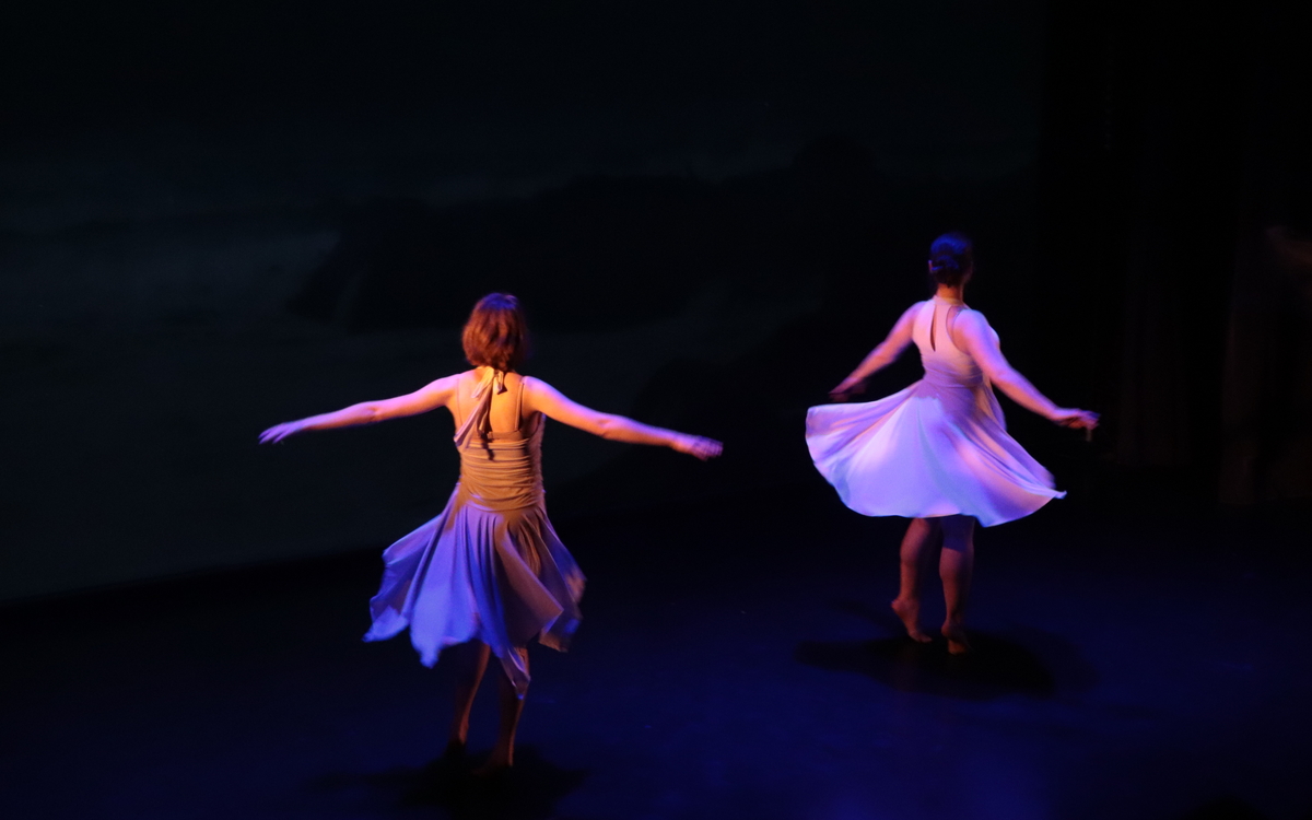 2 femmes en robes claires dansent de dos