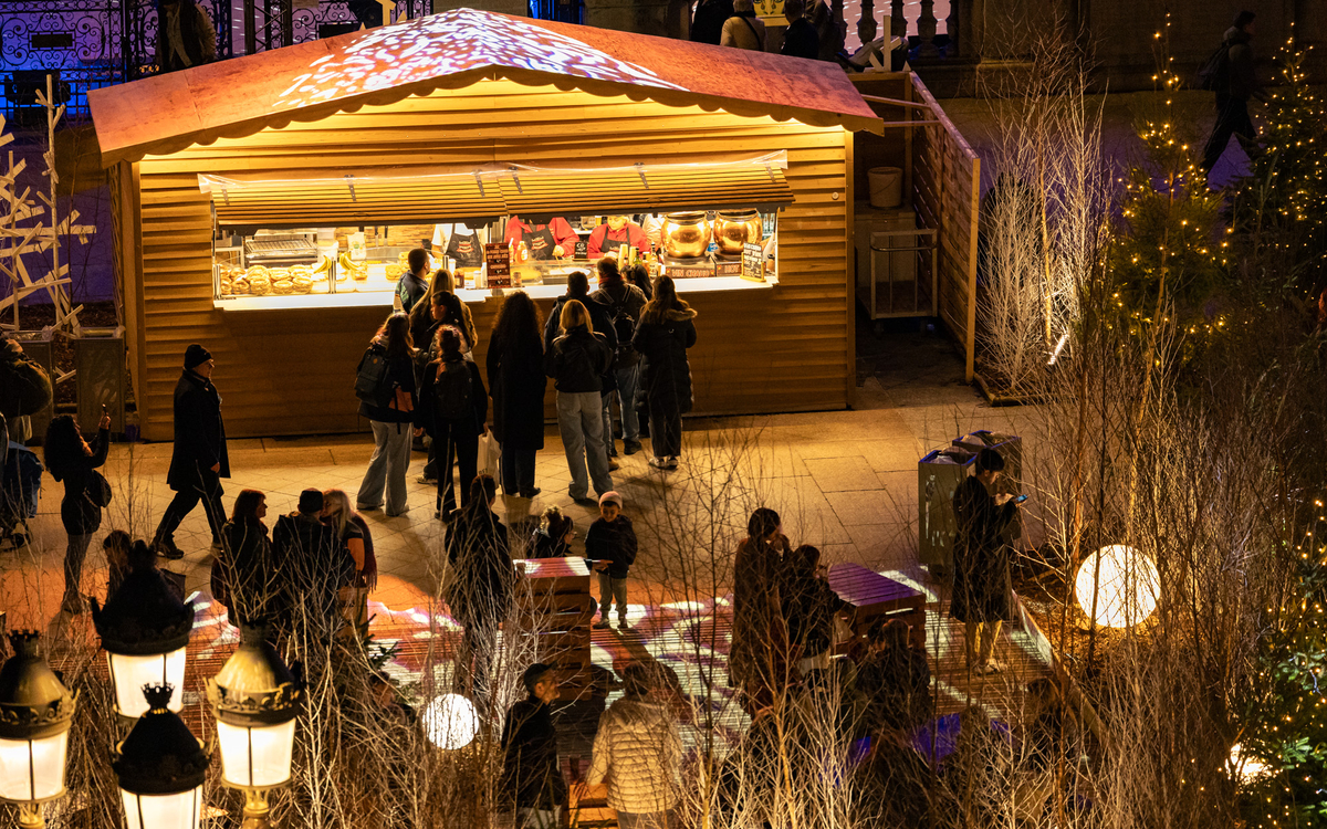Un marché de Noël de nuit