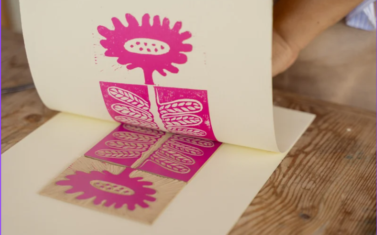 une image de fleur rose est imprimée avec la technique de la linogravure