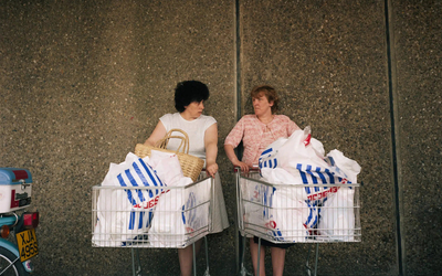 Photographie de Martin Parr représentant deux ménagères avec des caddies de courses remplis