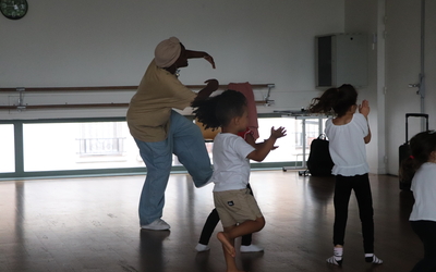 Des enfant dansent le hip hop avec leur professeure