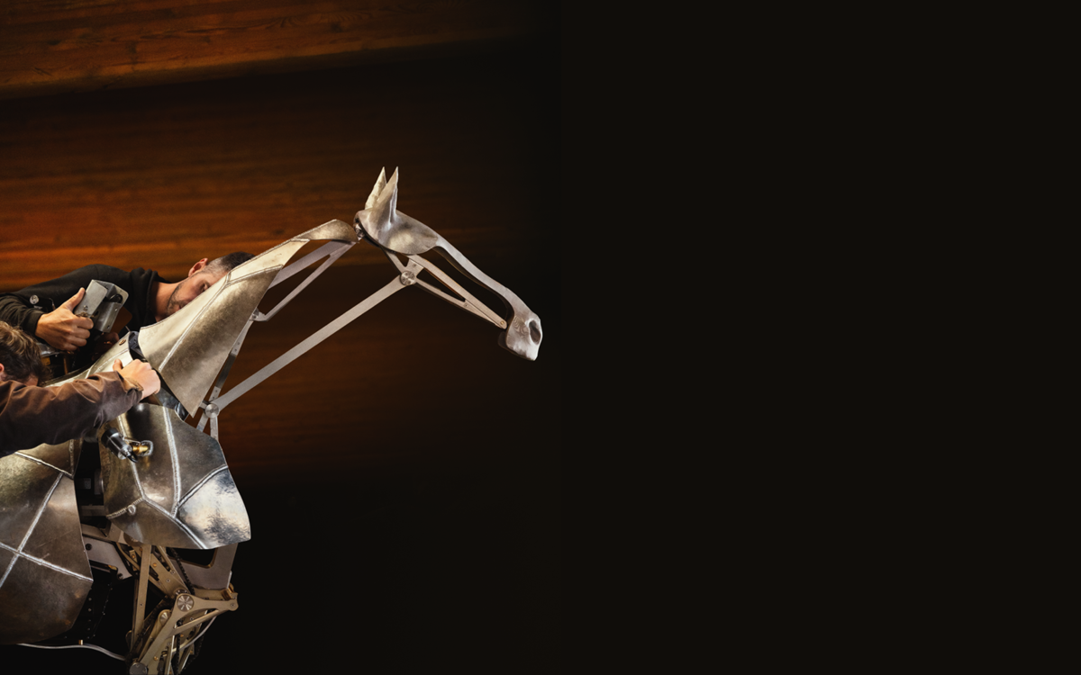 Le cheval métallique Zeus, vu pendant la cérémonie d’ouverture des Jeux Olympiques et Paralympiques de Paris 2024, est monté par deux artisans.