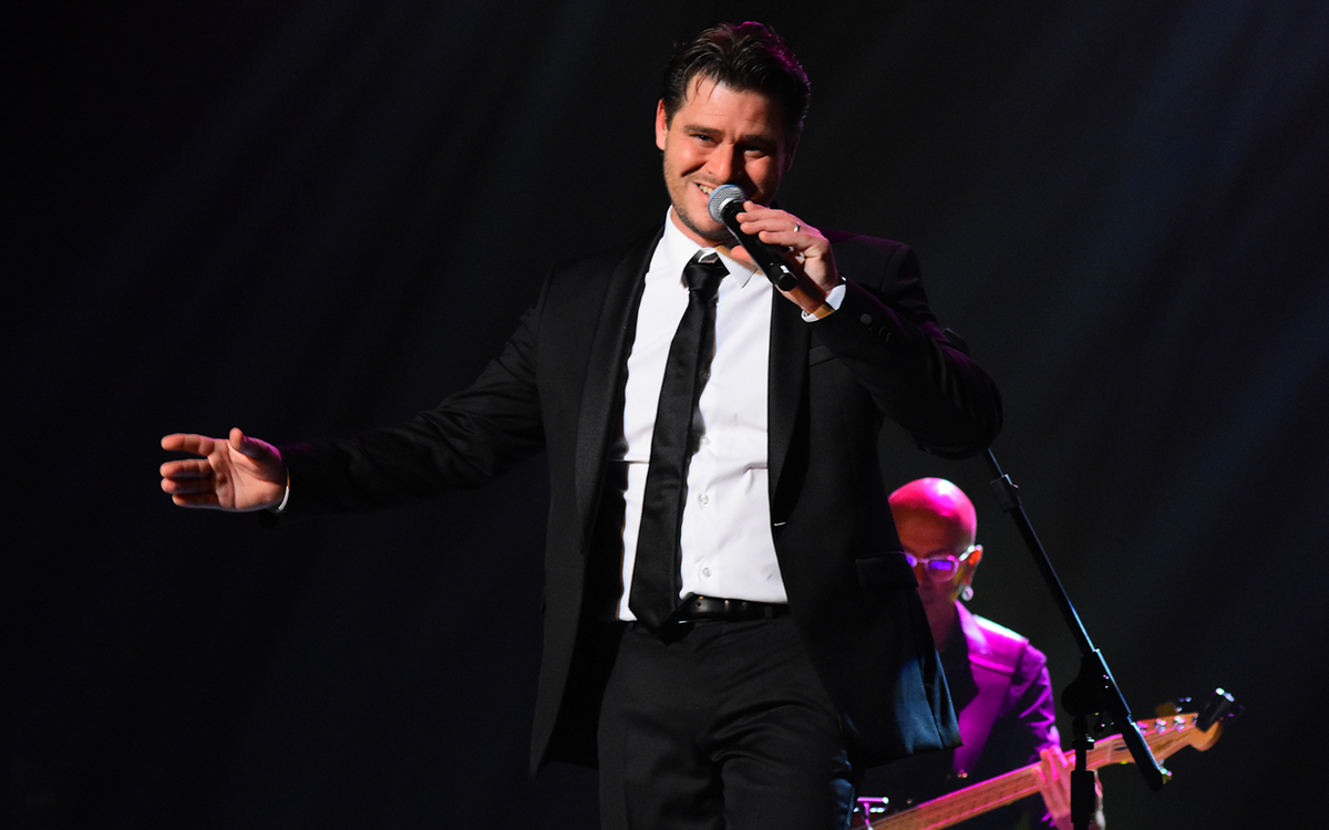 Julien Dassin est de retour avec la tournée Julien chante Joe Dassin à découvrir le 16 avril 2026 au Théâtre de la Tour Eiffel à Paris et en tournée française.