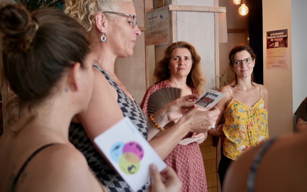 une personne lit une carte à d'autres personnes pour un atelier