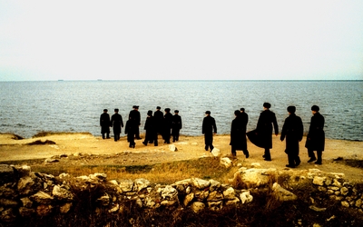 Des hommes sur un site antique