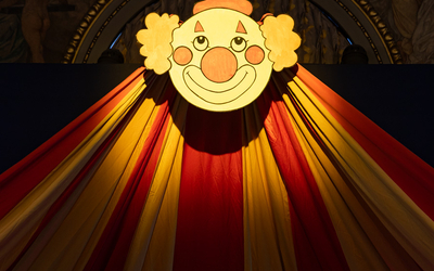 Un clown à l'entrée d'un chapiteau