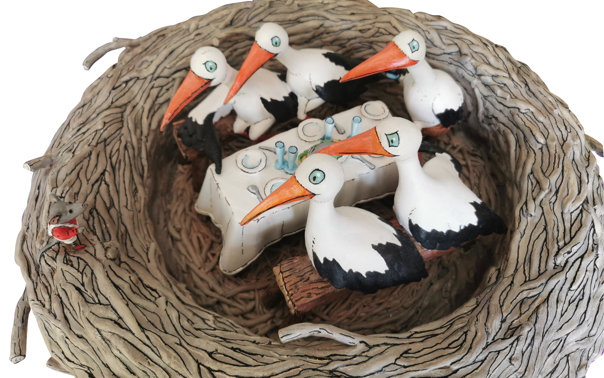 cigognes à table dnas un nid avec des verres à pied, Pipioli la souris terrorisé au bord du nid découvrant qu'elles s'apprêtent à dévorer un de ses congénères