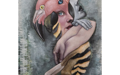 L'exposition Le Symptôme Générationnel présente l'œuvre de Ronnie Jiang comme une analyse visuelle des contradictions et de la fatigue identitaire qui définissent notre époque. À travers deux séries interconnectées, l'artiste ne fait pas que dépeindre le réel ; elle en extrait la fièvre, la tension et l'ambivalence. Le « Symptôme » est ici la manifestation visible d'un malaise sociétal profond, celui d'une génération écartelée entre l'héritage d'une imagerie simplifiée (les cartoons, la pop culture) et la complexité brute d'un monde en crise (identité, environnement, vanité numérique). Les séries :  A. Le Déstructuralisme Figuratif : Morphologie de la Crise Le Déstructuralisme Figuratif n'est pas une simple hybridation, mais un protocole d'altération. L'artiste soumet le modèle classique à une déchirure programmée, superposant l'anatomie classique à des fragments de figures burlesques. Ces «fragments d'une nouvelle histoire» attestent de la porosité des frontières entre l'allégorie et le quotidien numérisé. La figure émerge ainsi comme un palimpseste psychologique, révélant les strates de l'aliénation et de la reconstruction identitaire. B. La Réflexion Sociale : Le Bestiaire Contemporain En contrepoint, la série des Réflexions Sociales élargit le propos au domaine de l'observation sociologique. Elle utilise le bestiaire comme opérateur d'allégorie pour décrypter les mécanismes de la vanité, de la consommation et de l'anxiété collective. Ces compositions, souvent saturées et ironiques, fonctionnent comme des vanités modernes, où le caractère burlesque des figures souligne l'absurdité des dynamiques sociales contemporaines.