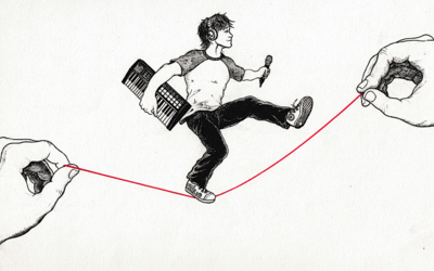 Un adolescent, ou un jeune homme (en miniature) tente d'avancer en équilibre sur un fil rouge, tenu par deux mains.