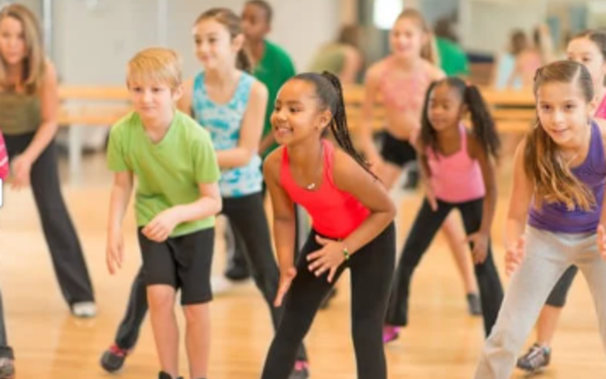 Des enfants dansent ensemble