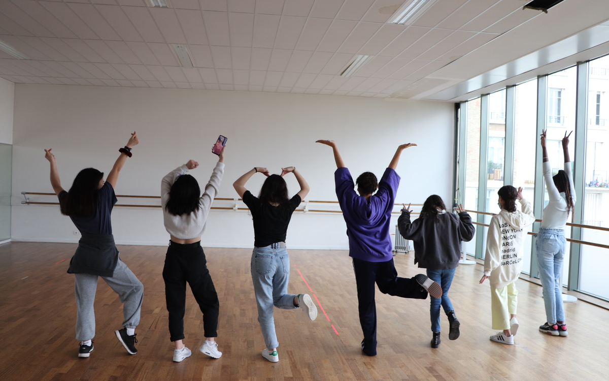 Adolescentes dansant dans une salle lumineuse